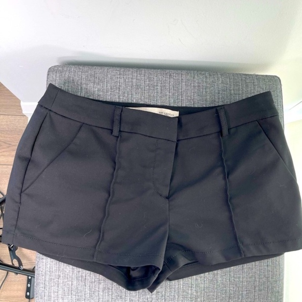 GUESS Low Waist Slant Pocket Shorts